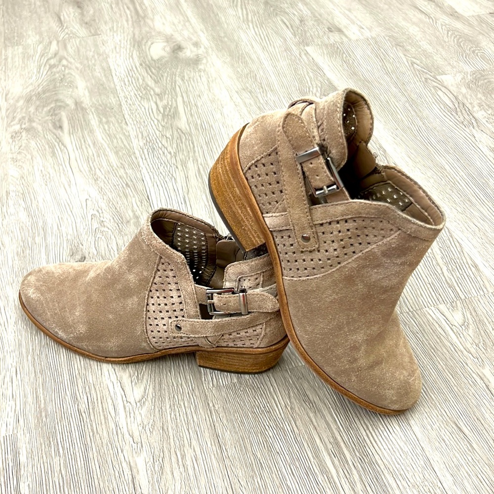 VINCE CAMUTO shoes